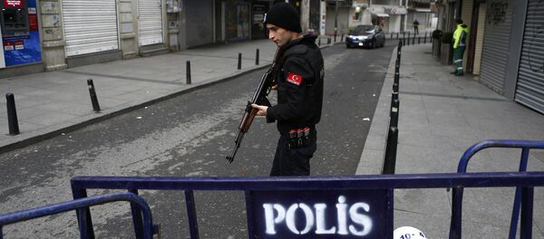 A police officer secures the area following a suicide bombing in a major shopping and tourist district in central Istanbul March 19, 2016. - Sputnik International