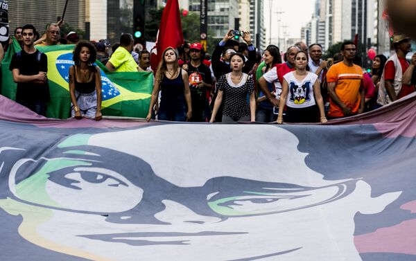 People demonstrate in support of Brazil's President Dilma Rousseff's appointment of Brazil's former President Luiz Inacio Lula da Silva as her chief of staff, at Paulista avenue in Sao Paulo, Brazil - Sputnik International