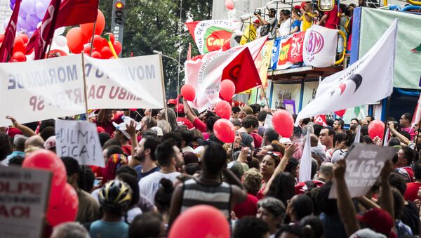 People demonstrate in support of Brazil's President Dilma Rousseff's appointment of Brazil's former President Luiz Inacio Lula da Silva as her chief of staff, at Paulista avenue in Sao Paulo, Brazil - Sputnik International