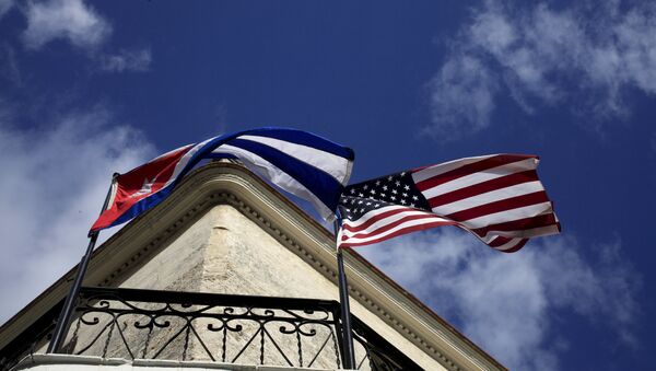 Cuban and US flags are seen on the balcony of a restaurant in downtown Havana, Cuba March 19, 2016. - Sputnik International