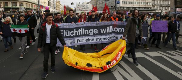 Protesters hold up banners and a rubber boat during a demonstration Refugees Welcome! No to Fortress Europe in Vienna, Austria - Sputnik International
