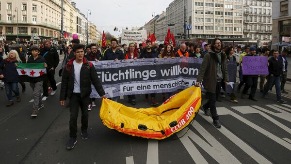 Protesters hold up banners and a rubber boat during a demonstration Refugees Welcome! No to Fortress Europe in Vienna, Austria - Sputnik International