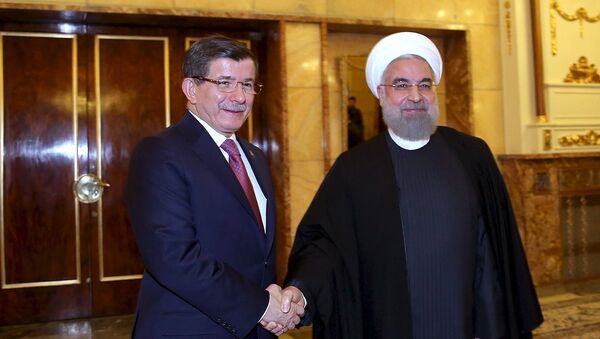 Iranian President Hassan Rouhani (R) shakes hands with Turkish Prime Minister Ahmet Davutoglu before their meeting in Tehran, Iran March 5, 2016. - Sputnik International
