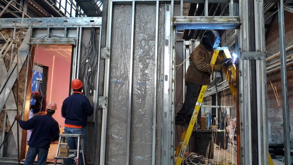 Workers build a modular apartment unit at a Capsys Corp's factory in Brooklyn, New York - Sputnik International