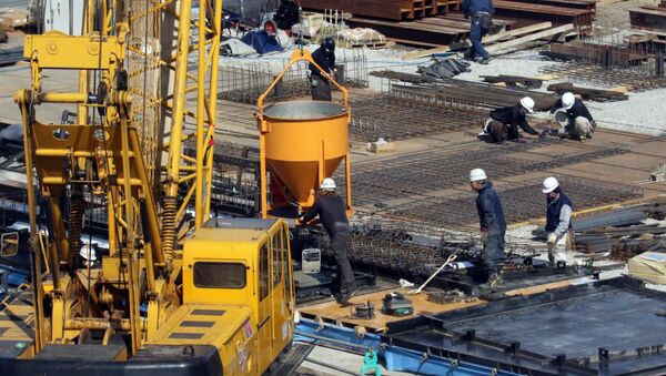 Construction workers labour at a construction site in Tokyo - Sputnik International