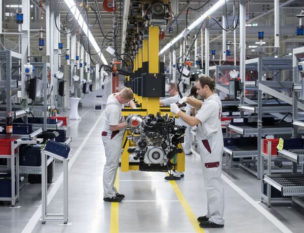 Workers complete the new four-cylinder diesel engine OM 654 during the official start of production in the MDC Power GmbH, a company of the German Daimler AG, in Koelleda, central Germany Workers complete the new four-cylinder diesel engine OM 654 during the official start of production in the MDC Power GmbH, a company of the German Daimler AG, in Koelleda, central Germany - Sputnik International