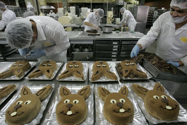 Workers make rabbit head-shaped chocolate cakes, at the production line of a chocolate factory, in Sao Paulo, Brazil, during Easter. (File) Workers make rabbit head-shaped chocolate cakes, at the production line of a chocolate factory, in Sao Paulo, Brazil, during Easter. (File) - Sputnik International