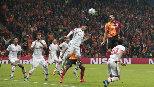 Galatasaray's Hakan Balta, second right, jumps for a hi ball with Benfica's Raul Jimenez during the Champions League Group C soccer match between Galatasaray and Benfica at Turk Telekom Arena Stadium in Istanbul, Turkey. (File) - Sputnik International