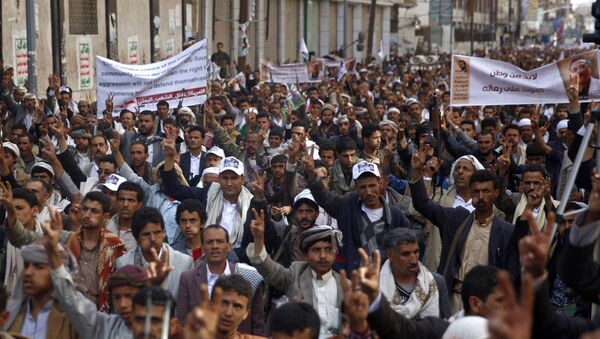 Shiite rebels, known as Houthis protest against Saudi-led airstrikes, in Sanaa, Yemen, Friday, March 18, 2016. - Sputnik International