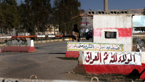 An Iraqi soldier stands guard at the entrance of the Nineveh base for liberation operations in Makhmur, about 280 kilometres (175 miles) north of the capital Baghdad, on February 11, 2016 - Sputnik International