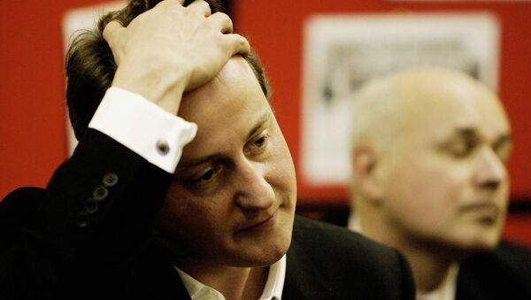 David Cameron (L) and Iain Duncan Smith attend a meeting. - Sputnik International