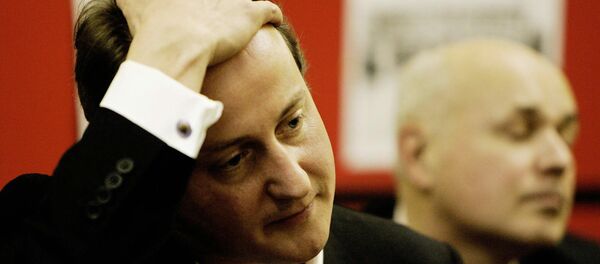 David Cameron (L) and Iain Duncan Smith attend a meeting. - Sputnik International
