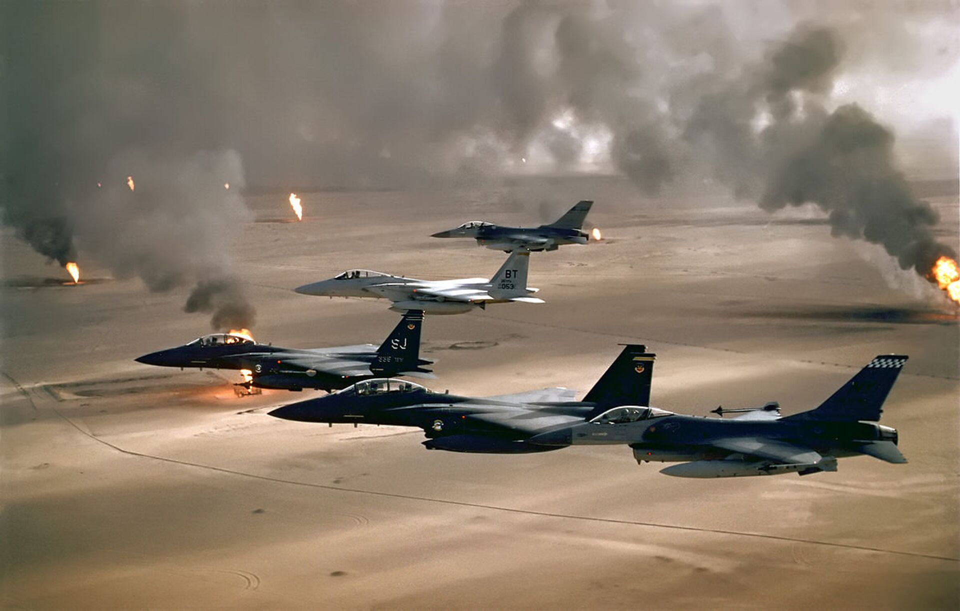USAF aircraft of the 4th Fighter Wing (F-16, F-15C and F-15E) fly over Kuwaiti oil fires, set by the retreating Iraqi army during Operation Desert Storm in 1991 - Sputnik International, 1920, 22.05.2023