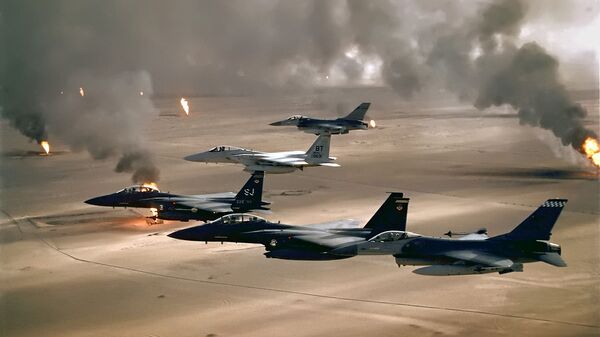 USAF aircraft of the 4th Fighter Wing (F-16, F-15C and F-15E) fly over Kuwaiti oil fires, set by the retreating Iraqi army during Operation Desert Storm in 1991 - Sputnik International