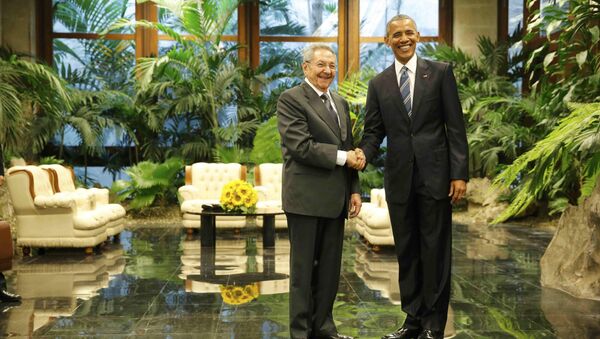 U.S. President Barack Obama and Cuba's President Raul Castro shake hands during their first meeting on the second day of Obama's visit to Cuba, in Havana March 21, 2016 - Sputnik International