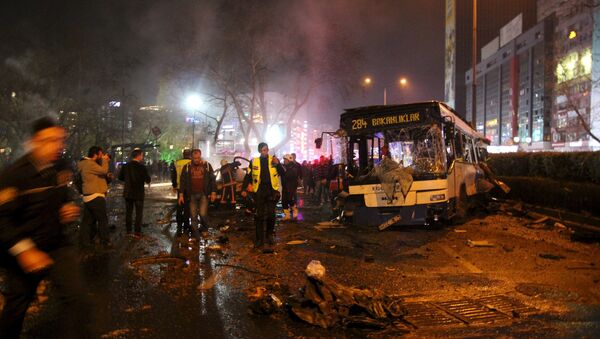 Emergency workers work at the explosion site in Ankara, Turkey March 13, 2016 - Sputnik International