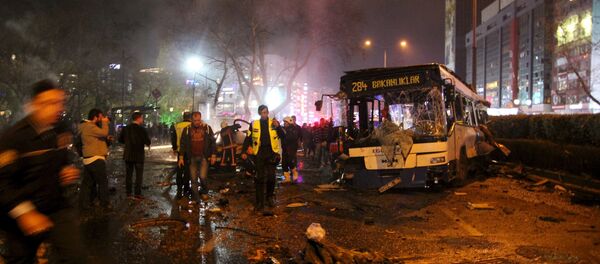 Emergency workers work at the explosion site in Ankara, Turkey March 13, 2016 - Sputnik International