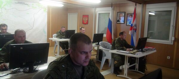 Russian soldiers work behind their screens on March 17, 2016 in Russia's reconciliation center as they monitor the truce in Syria at the Hmeimim air base in the Latakia province - Sputnik International
