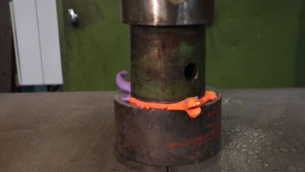 Crushing bubble wrap with hydraulic press - Sputnik International