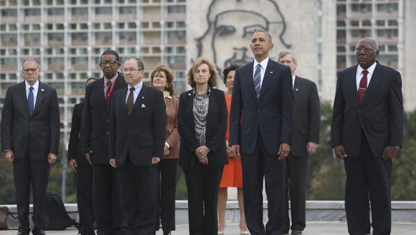Back dropped by a monument depicting Cuba's revolutionary hero Ernesto Che Guevara, U.S. President Barack Obama, Vice-President of Cuba's State Council Salvador Valdes Mesa, right, and other members of the U.S. delegation stand during a ceremony at the Jose Marti Monument in Havana, Cuba, Monday March 21, 2016 - Sputnik International
