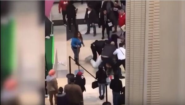 Easter Bunny Fights With Newport Centre Shoppers At Jersey City Mall - Sputnik International