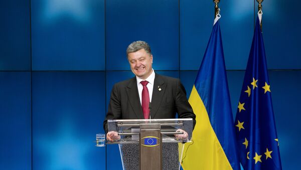 Ukraine President Petro Poroshenko smiles as he gives a press conference on the sidelines of of the EU Council in Brussels (File) - Sputnik International