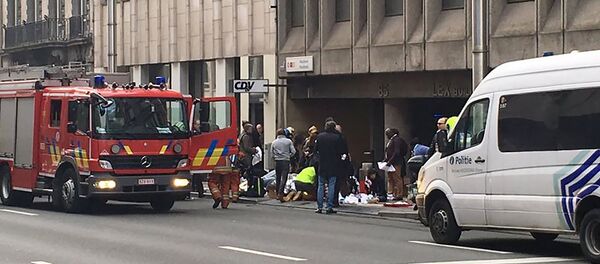 Emergency services take care of wounded people outside the Maalbeek metro station in Brussels on March 21, 2016 after a blast at this station located near the EU institutions - Sputnik International
