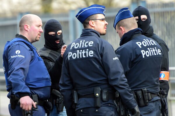 Policemen speak at a security perimeter near Maalbeek metro station, on March 22, 2016 in Brussels, after a blast at this station near the EU institutions caused deaths and injuries Policemen speak at a security perimeter near Maalbeek metro station, on March 22, 2016 in Brussels, after a blast at this station near the EU institutions caused deaths and injuries - Sputnik International