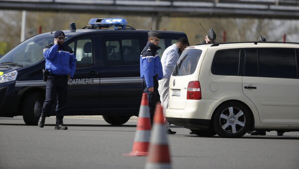 French gendarmes inspect cars at a toll in Senlis, northern France, on March 22, 2016 - Sputnik International