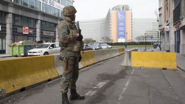 A Belgian soldier stands guard at the Berlaymont building in Brussels, the headquarters of the European Commission, on March 22, 2016 near the Maalbeek subway station where an explosion occurred this morning - Sputnik International