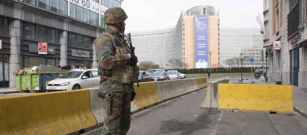 A Belgian soldier stands guard at the Berlaymont building in Brussels, the headquarters of the European Commission, on March 22, 2016 near the Maalbeek subway station where an explosion occurred this morning A Belgian soldier stands guard at the Berlaymont building in Brussels, the headquarters of the European Commission, on March 22, 2016 near the Maalbeek subway station where an explosion occurred this morning - Sputnik International