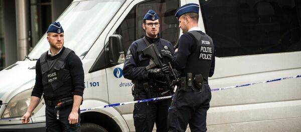 Policemen stand guard at the entrance of a security perimeter set in the Rue de la Loi near the Maalbeek subway station, in Brussels, on March 22, 2016 Policemen stand guard at the entrance of a security perimeter set in the Rue de la Loi near the Maalbeek subway station, in Brussels, on March 22, 2016 - Sputnik International