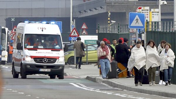 People wrapped in blankets leave the scene of explosions at Zaventem airport near Brussels, Belgium, March 22, 2016 - Sputnik International
