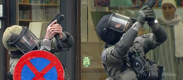 Armed Belgian police secure the area upon their arrival in Molenbeek, near Brussels. - Sputnik International