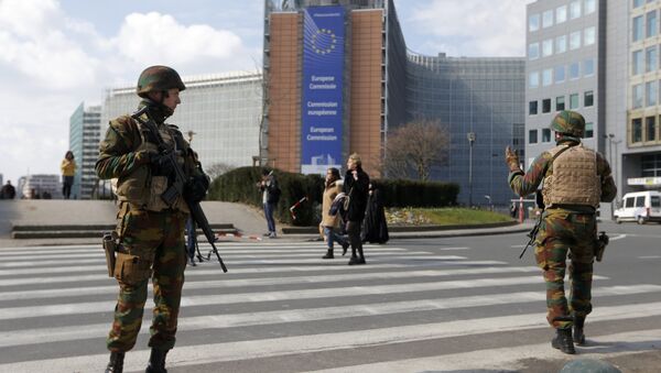 Belgian soldiers patrol outside the European Commission headquarters during high level security alert following the morning explosions in Brussels, Belgium, March 22, 2016 - Sputnik International