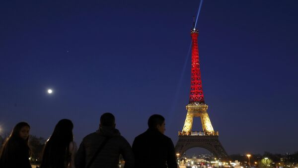 The Eiffel Tower is seen with the black, yellow and red colours of the Belgian flag in tribute to the victims of today's Brussels bomb attacks in Paris. - Sputnik International