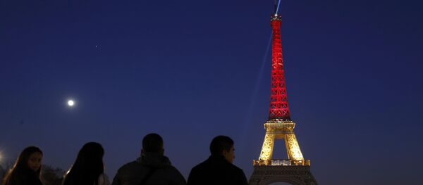The Eiffel Tower is seen with the black, yellow and red colours of the Belgian flag in tribute to the victims of today's Brussels bomb attacks in Paris. - Sputnik International