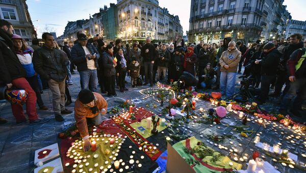 People bring flowers and candles to mourn at the Place de la Bourse in the center of Brussels. - Sputnik International