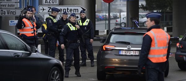 Policemen control motorists near Brussels airport in Zaventem on March 23, 2016 - Sputnik International