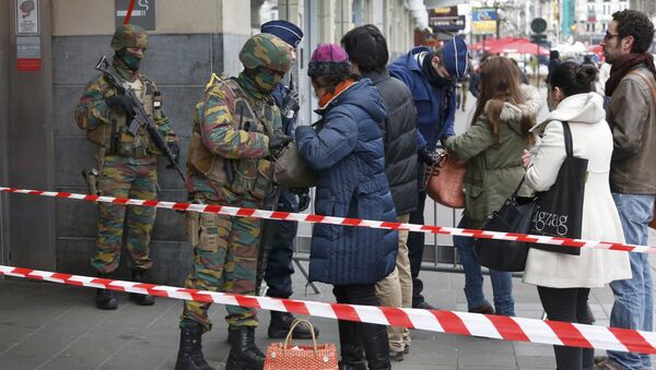 Belgian troops search people entering a subway station following Tuesday's bomb attacks in Brussels, Belgium, March 23, 2016 - Sputnik International