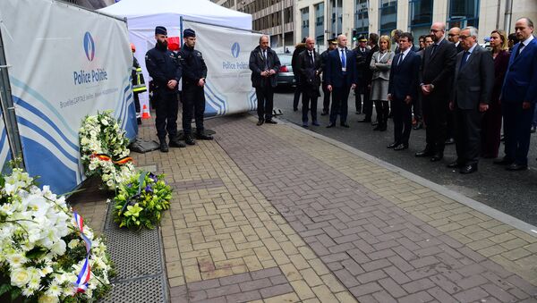 French Prime Minister Manuel Valls (C), Belgian Prime Minister Charles Michel (front 2nd-R) and European Commission President Jean-Claude Juncker (front R) pay their respects after laying wreaths at the Maelbeek - Maalbeek subway station entrance in Brussels on March 23, 2016, a day after blasts his the Belgian capital - Sputnik International
