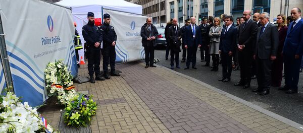 French Prime Minister Manuel Valls (C), Belgian Prime Minister Charles Michel (front 2nd-R) and European Commission President Jean-Claude Juncker (front R) pay their respects after laying wreaths at the Maelbeek - Maalbeek subway station entrance in Brussels on March 23, 2016, a day after blasts his the Belgian capital - Sputnik International