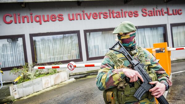 A soldier patrols in front of the hospital Cliniques Universitaires Saint-Luc in Brussels (File) - Sputnik International