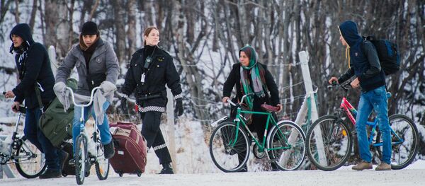 Refugees walk alongside there bikes in polar Russia Refugees walk alongside there bikes in polar Russia - Sputnik International