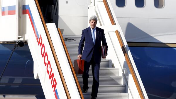 U.S. Secretary of State John Kerry gets off a plane upon his arrival at Moscow's Vnukovo airport, Russia, March 23, 2016 - Sputnik International