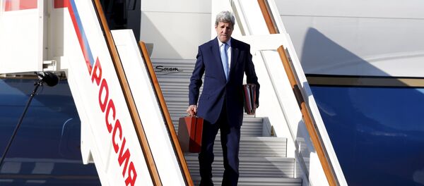 U.S. Secretary of State John Kerry gets off a plane upon his arrival at Moscow's Vnukovo airport, Russia, March 23, 2016 - Sputnik International