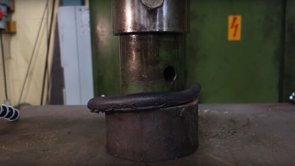 Crushing hockey puck with hydraulic press - Sputnik International