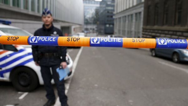 A Belgian police officer stands guard near the federal police headquarters in Brussels, March 19, 2016, after Salah Abdeslam, the most-wanted fugitive from November's Paris attacks, was arrested after a shootout with police in Brussels on Friday. - Sputnik International
