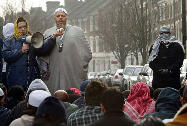This file picture shows radical Imam Abu-Hamza al Masri leading prayers outside the closed Finsbury Park Mosque. This file picture shows radical Imam Abu-Hamza al Masri leading prayers outside the closed Finsbury Park Mosque. - Sputnik International