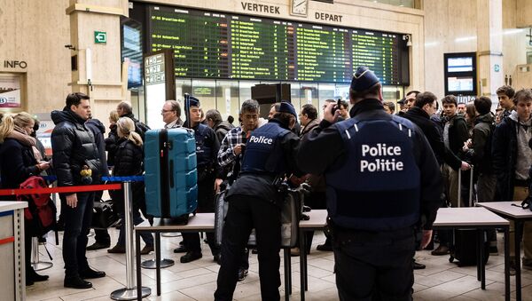 Police search passenger bags at the Central Station in Brussels on Wednesday, March 23, 2016 - Sputnik International